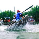 Promenade en bateau-panier dans la forêt de noix de coco